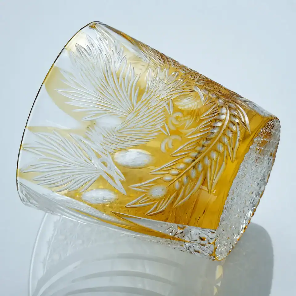 Phoenix hand-cut crystal whiskey glass - light reflection